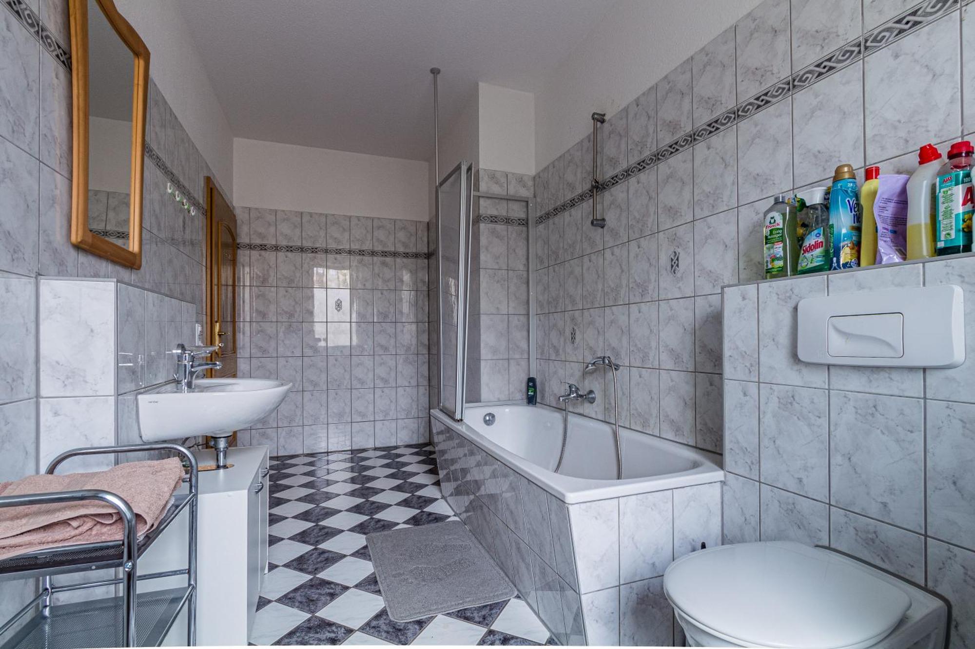 Komfortable 2-zimmerwohnung Ludwig With Balcony 2 5 Single Beds Apartment Leipzig